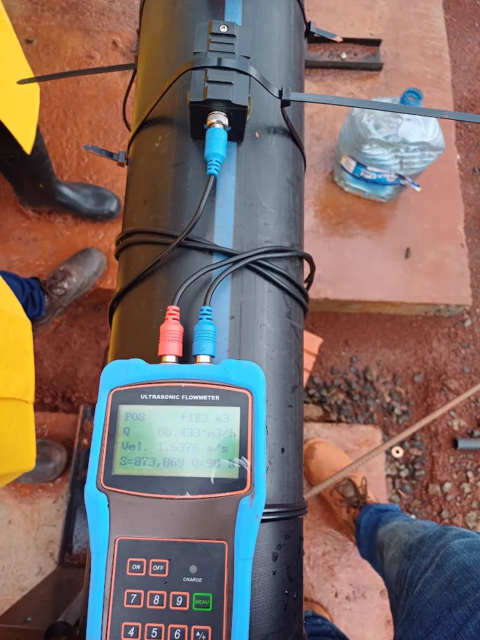 Non-invasive ultrasonic flowmeter clamped onto a hydraulic supply pipe